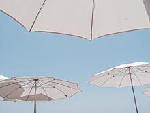 Пляжный зонт улетел из-за ветра и пронзил женщину на пляже