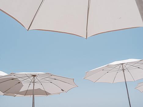 Пляжный зонт улетел из-за ветра и пронзил женщину на пляже