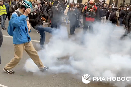 В Париже полиция применила слезоточивый газ на демонстрации против пенсионной реформы