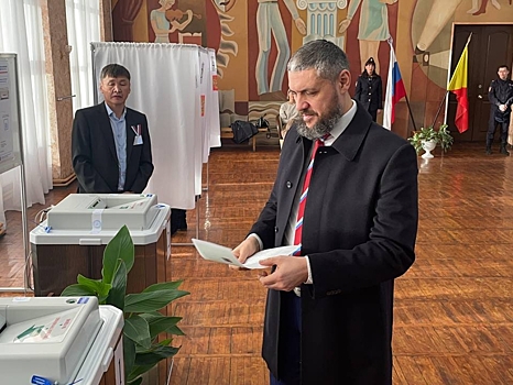 Губернатор Александр Осипов проголосовал на президентских выборах