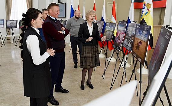 Курскому губернатору показали работы победителей фотоконкурса «Самая красивая страна»