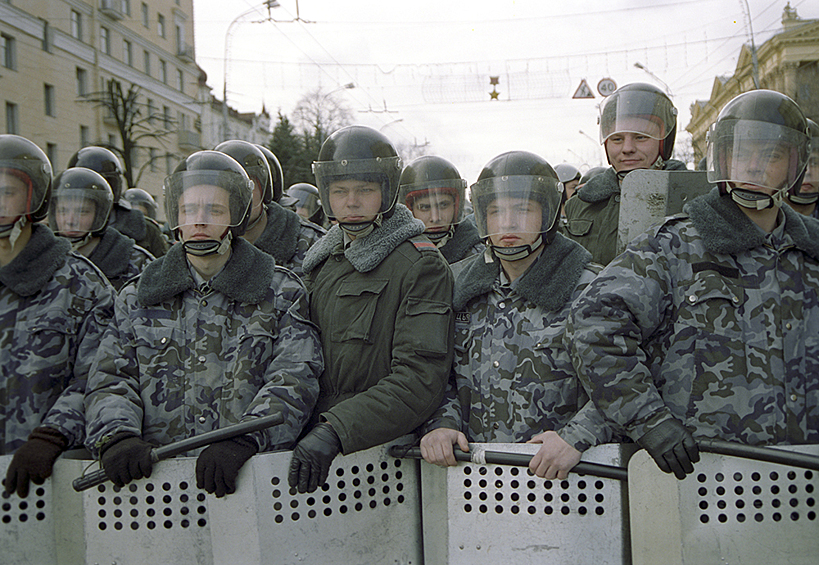 Акция получила название «Минская весна» и состоялась 24 марта 1996 года. Лидеры оппозиции заявили, что эти соглашения могут привести к тому, что Белоруссия утратит независимость.   В митинге, который перерос в шествие,  участвовало от 20 до 30 тысяч человек.  Оппозиционеры несколько раз прорывали кордоны милиции и в итоге вступили в кровавое столкновение со спецназом у телецентра и здания КГБ.