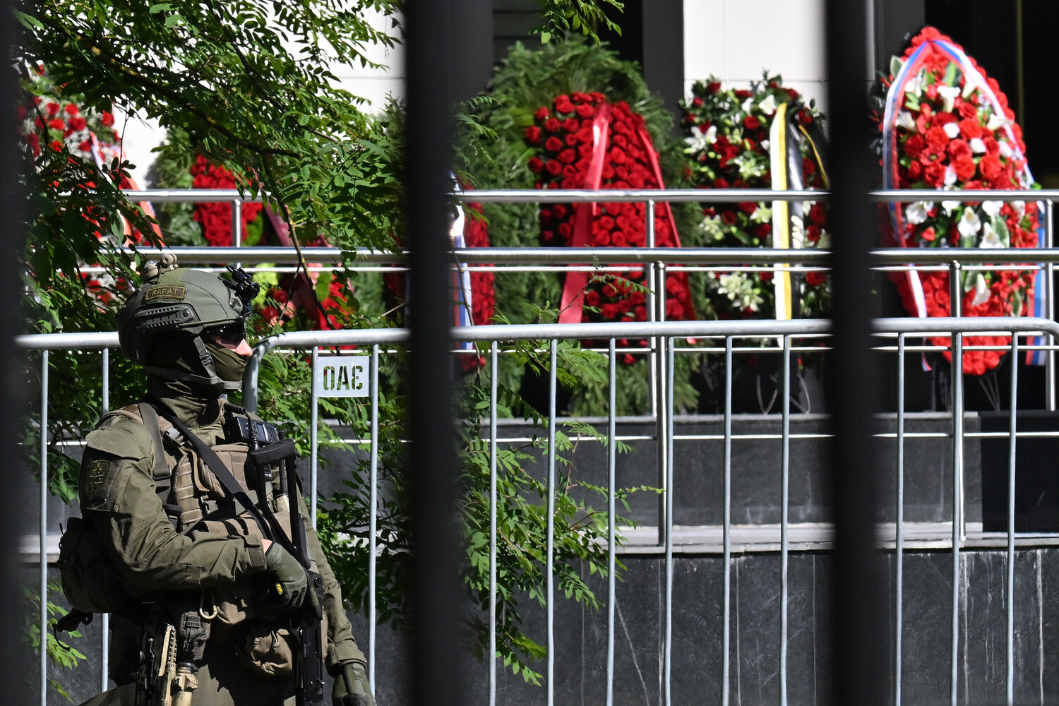 SHOT опубликовал кадры со сцены прощания с экс-министром обороны России Ивановым