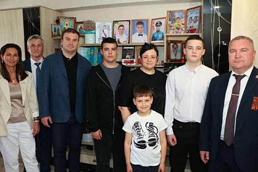 Омский губернатор Хоценко навестил семью участника спецоперации