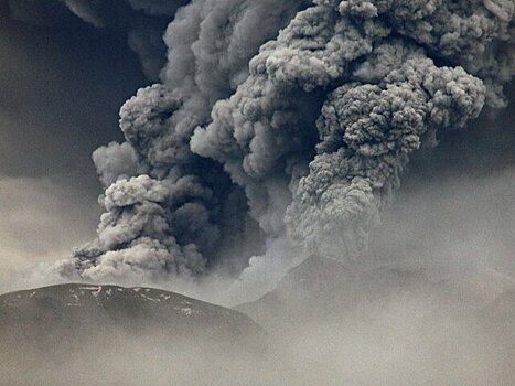 Вулкан Шивелуч на Камчатке вновь выбросил столб пепла на высоту 6 км