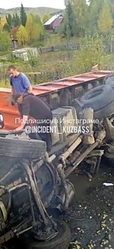 КамАЗ слетел с дороги в водоем в Кузбассе