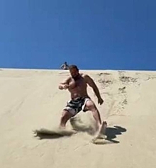 Российский чемпион по пауэрлифтингу Кирилл Сарычев вырвал дерево на Куршской косе и бегал по дюнам