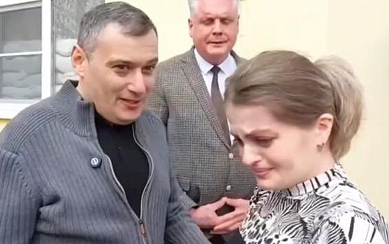 Курянка со слезами рассказала Хинштейну, как муж сломал ногу в дорожной колее
