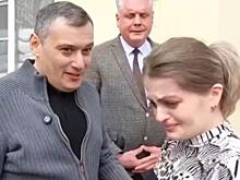 Курянка со слезами рассказала Хинштейну, как муж сломал ногу в дорожной колее