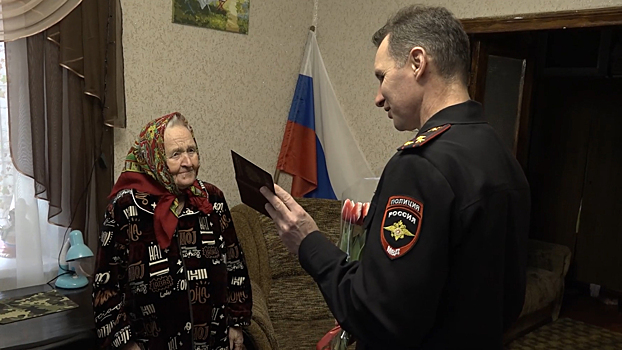 В Васильевке Запорожской области полицейские вручили паспорт гражданина России пенсионерке