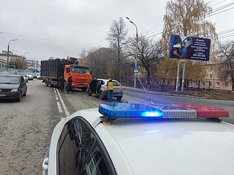 В Ижевске при столкновении с мусоровозом пострадал пожилой водитель легковушки