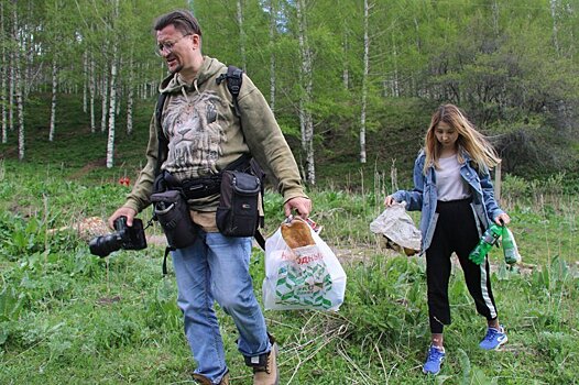 Журналисты помогли экологам очистить рощу в Ак-Тюзе