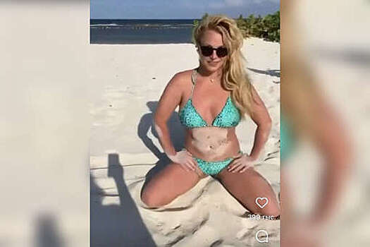 Потерявшая ребенка Бритни Спирс отдыхает на пляже в Мексике