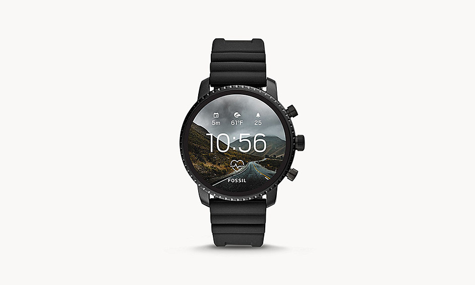 4 место. Fossil Gen 4 Explorist HR позволяют пользователям  устанавливать приложения из Google Play. Также гаджет способен осуществлять бесконтактную оплату, присылать уведомления из соцсетей,  мессенджеров и других приложений. Другая сторона медали небольшое время работы устройства (до двух дней)