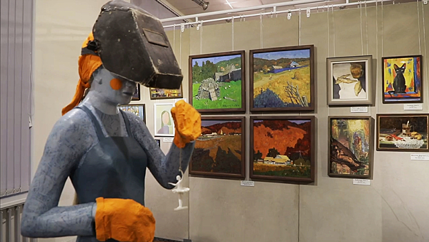 Синий пёс и каторжный Достоевский: на выставке собрали эксперименты молодых художников