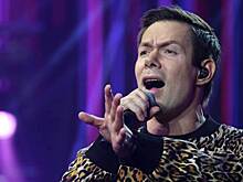 Стас Пьеха плывет на заснеженной лодке в клипе на песню «Дети Петра»