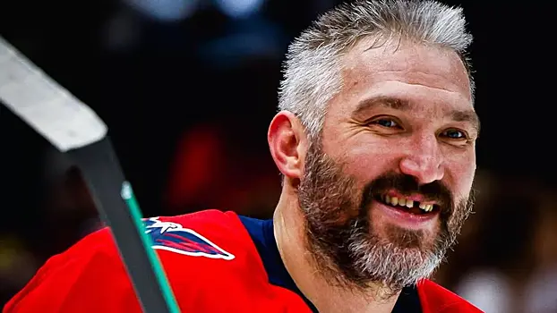 Овечкин получил торт с посланием