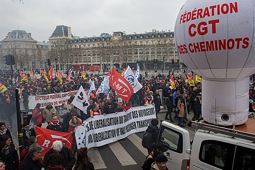 Пенсионную реформу во Франции примут без парламента