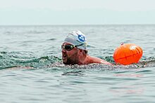 Восемь спортсменов пытаются переплыть Байкал