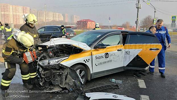 Появились фотографии ликвидации ДТП на 2-й Лыковской улице