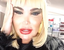 Ставший трансгендерной женщиной «живой Кен» впервые показал лицо после феминизирующей пластики