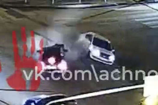 В Челябинске на видео попало, как авто с людьми подлетело от удара Nissan