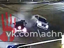 В Челябинске на видео попало, как авто с людьми подлетело от удара Nissan