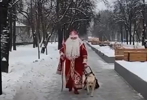 Дед Мороз из Городца, несмотря на потерю зрения, устраивает детям праздник