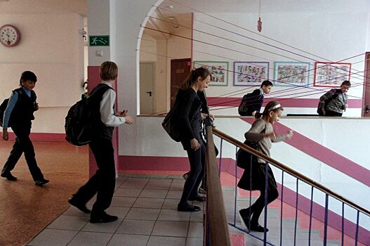 В московской школе ввели одностороннее движение по лестницам