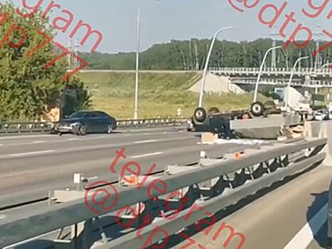 Два автомобиля столкнулись на МСД в Москве