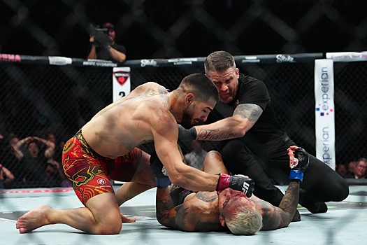 Топурия нокаутировал Оливейру и стал новым чемпионом UFC в легком весе