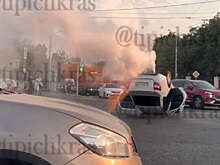 В Краснодаре на видео попал столб дыма, вырвавшийся из опрокинутого авто