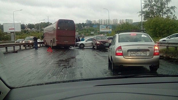 Туристический автобус протаранил шесть автомобилей в Нижнем Новгороде (ФОТО)