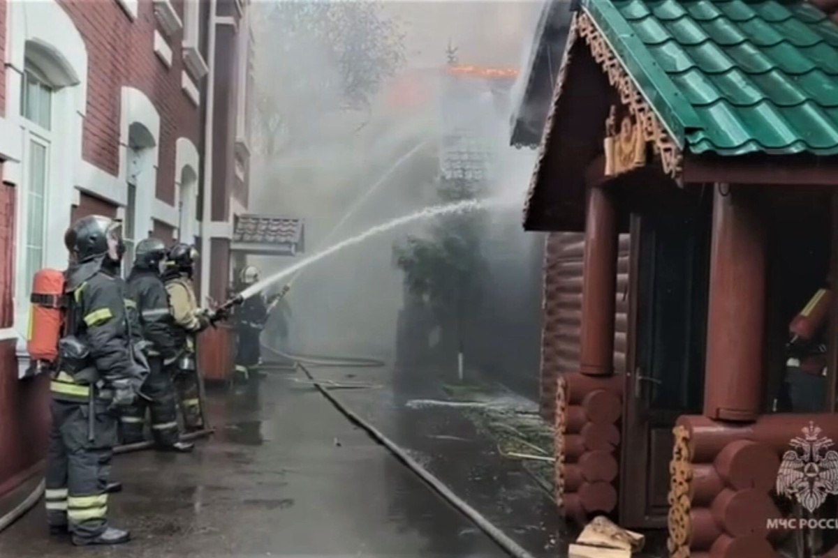 Пожарные Москвы справились с огнем на территории бань