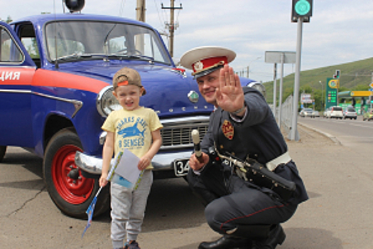 В Красноярске в свой юбилей Госавтоинспекторы дежурили на ретро-патрулях