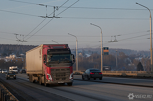 Около 400 водителей фур получили штрафы за проезд по Кузбасскому мосту