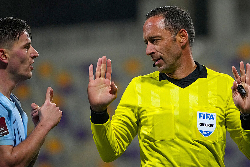 Беньямин Вербич и главный судья Артур Соареш Диаш в матче отборочного этапа чемпионата мира по футболу 2022 года между сборными командами Словении и России, 11 октября 2021 года