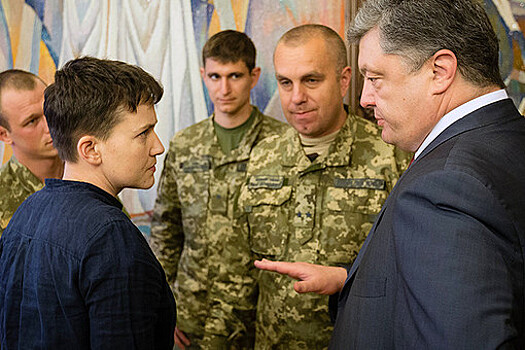 Президент Украины Петр Порошенко во время вручения Надежде Савченко ордена «Золотая звезда Героя Украины», май 2016 года