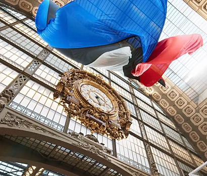 Louis Vuitton попал под критику из-за проморолика в цветах российского флага