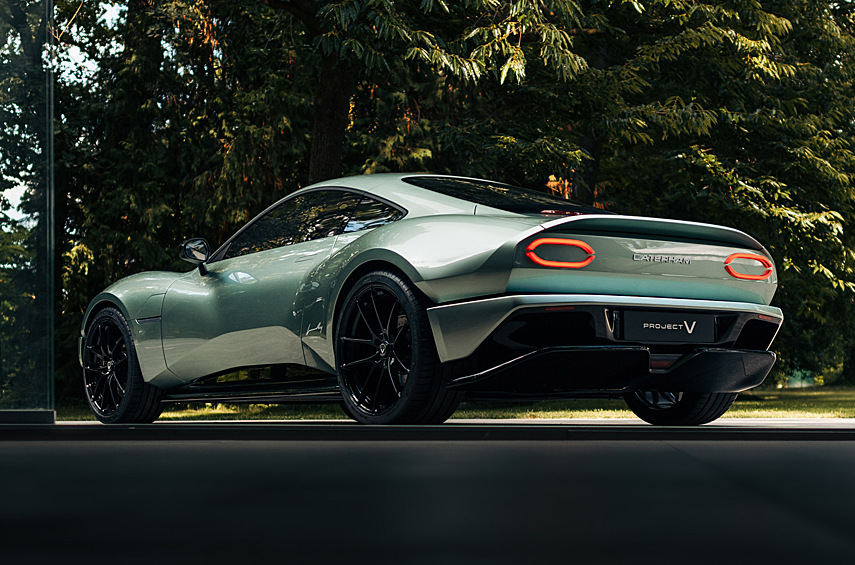 Аккумулятор ёмкостью 55 киловатт-часов обеспечит запас хода до 400 километров. Быстрая зарядка позволит увеличить энергозапас с 20 до 80 процентов за 15 минут.