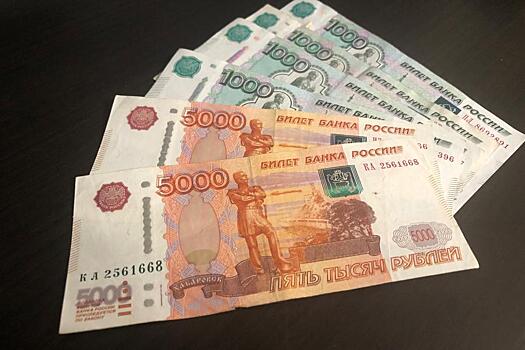 Россиянам на этой неделе переведут по 14 000 рублей от ПФР. Названа дата поступления денег на карту