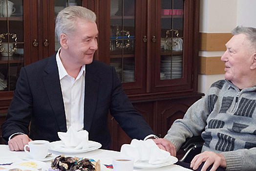 С.Собянин накануне Дня города навестил председателя совета Московского дома ветеранов войны В.Михайлова