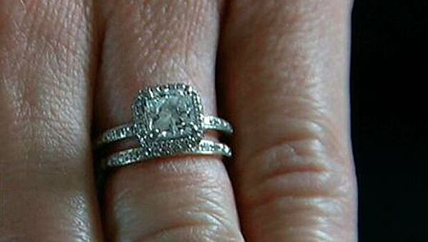 Женщина съела обручальное кольцо из-за приснившегося ограбления