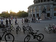 При стрельбе в центре Еревана погиб человек