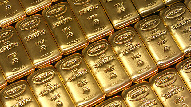 Золото коррекционно дорожает после падения в пятницу