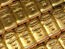 Золото коррекционно дорожает после падения в пятницу