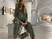Во время фотосессии в калининградском музее модель в пижаме усадили на постамент скульптуры Кауэра