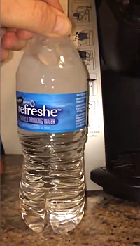 Трюк с мгновенным замерзанием воды в бутылке заинтересовал пользователей Сети