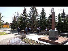 Нефтяники в Новокуйбышевске возложили цветы к мемориалу с именами фронтовиков