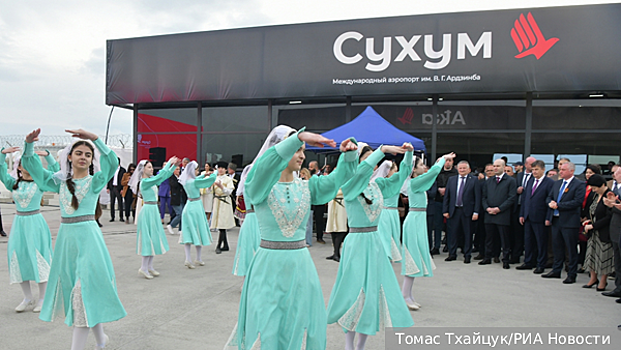 Первый прямой рейс из Петербурга встретили в аэропорту Сухума